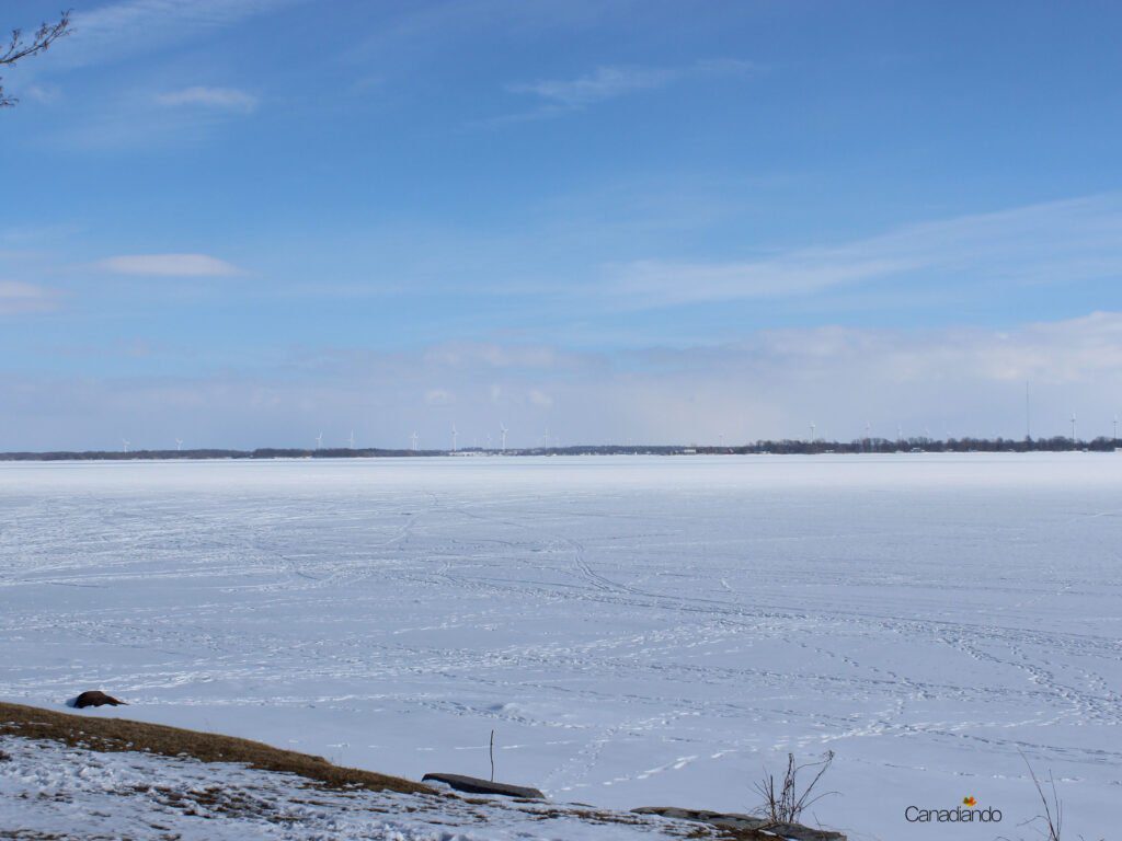 Lago Ontário - ao fundo Wolfe Island com seu parque eólico